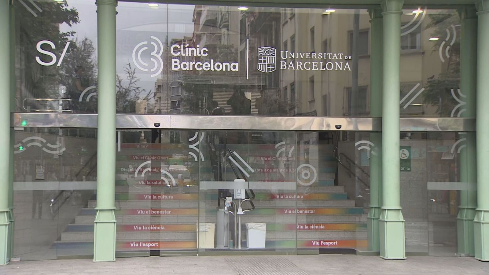 Accés principal a l'Hospital Clínic, al carrer de Villarroel de Barcelona