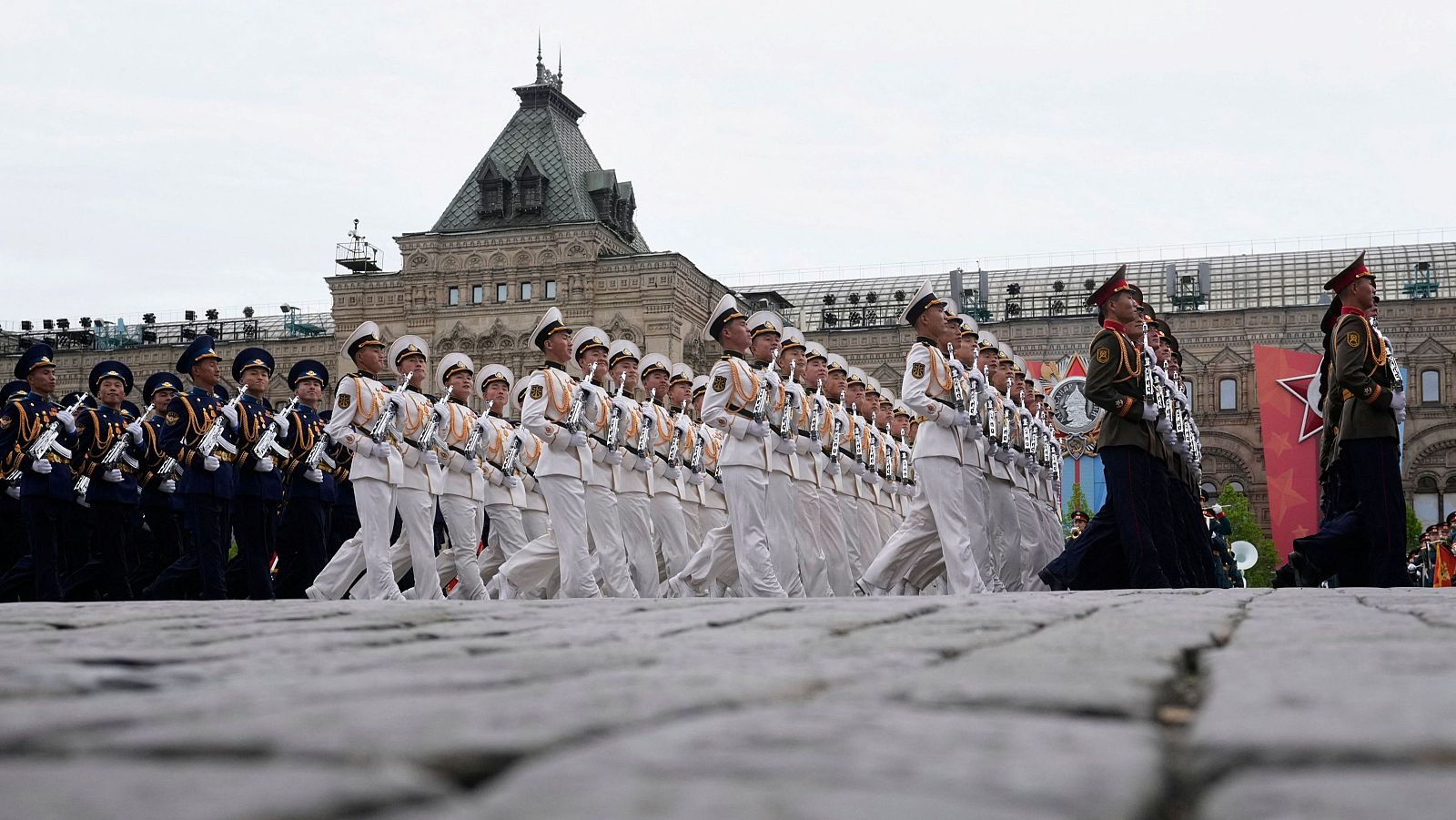 Soldados del Ejército Popular de Corea marchando por el empedrado de la plaza Roja de Moscú durante el Día de la Victoria.