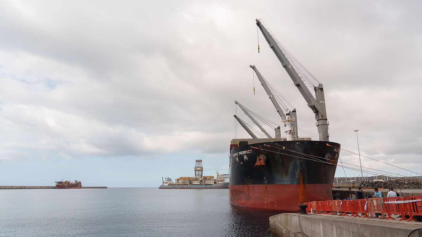 Bocana del Puerto de Granadilla por la que se espera que entre el buque de bandera holandesa MV Hondius afectado por un brote de hantavirus.