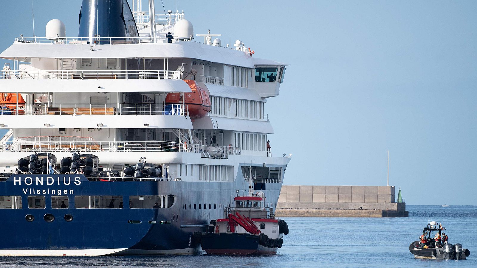 El Hondius ya fondea en aguas canarias.