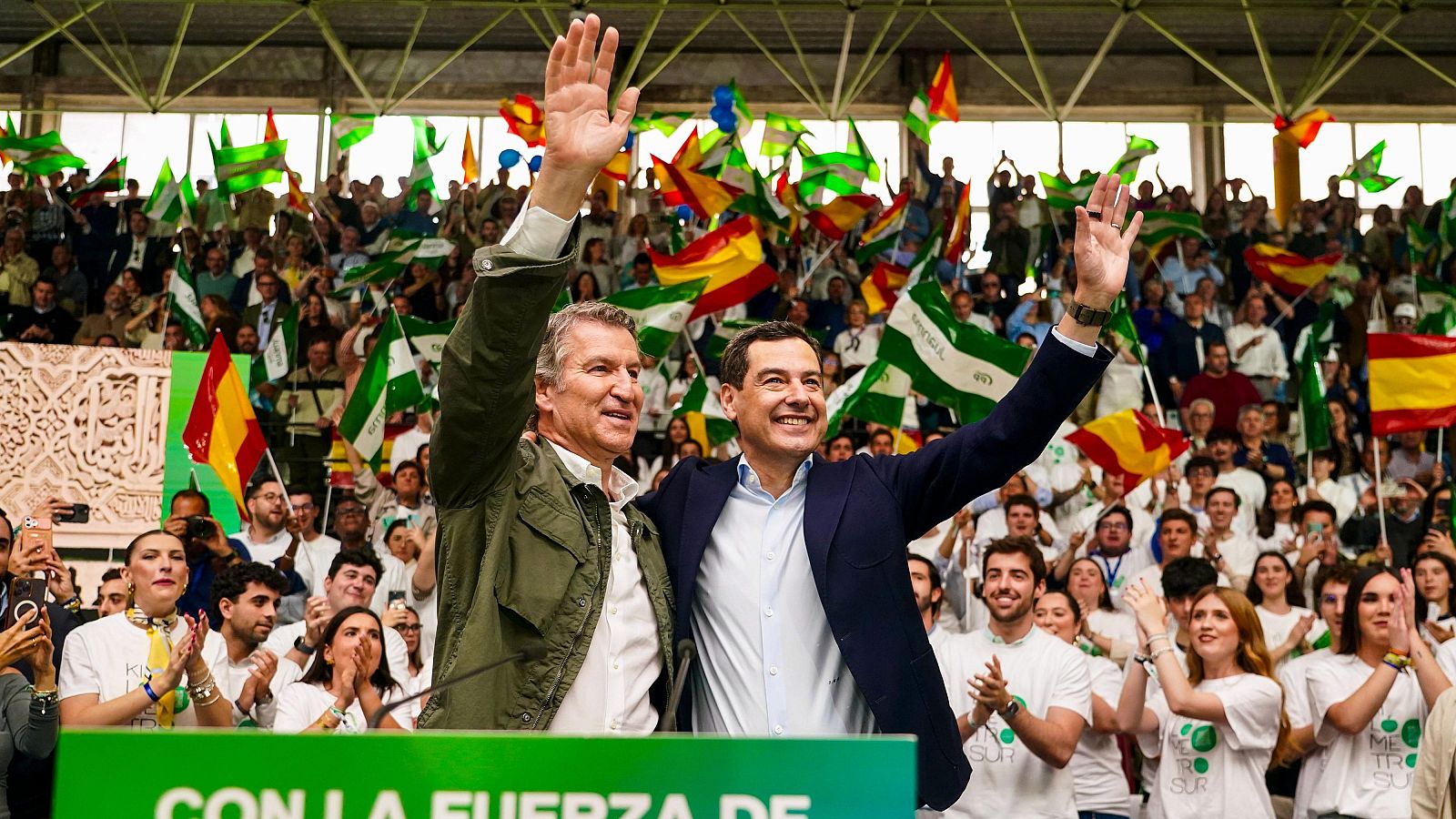 Juanma Moreno y Alberto Núñez Feijóo, durante un acto de campaña en Málaga este domingo.