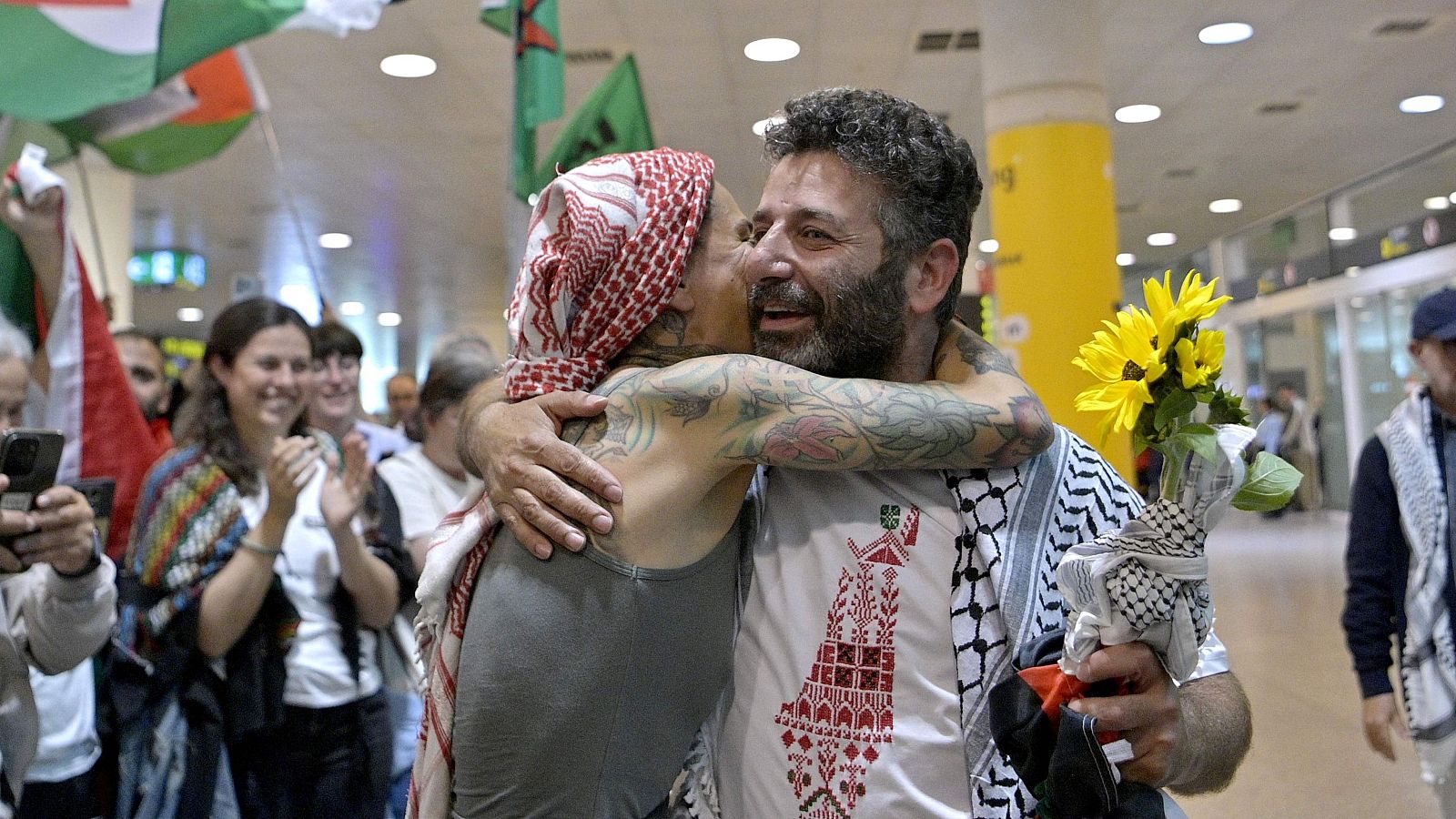 Saif Abukeshek arriba a l'Aeroport del Prat després de ser alliberat i deportat per Israel