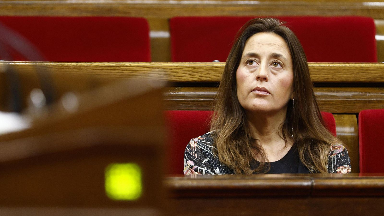 La consellera d'Educació, Esther Niubó, asseguda al seu escó al Parlament