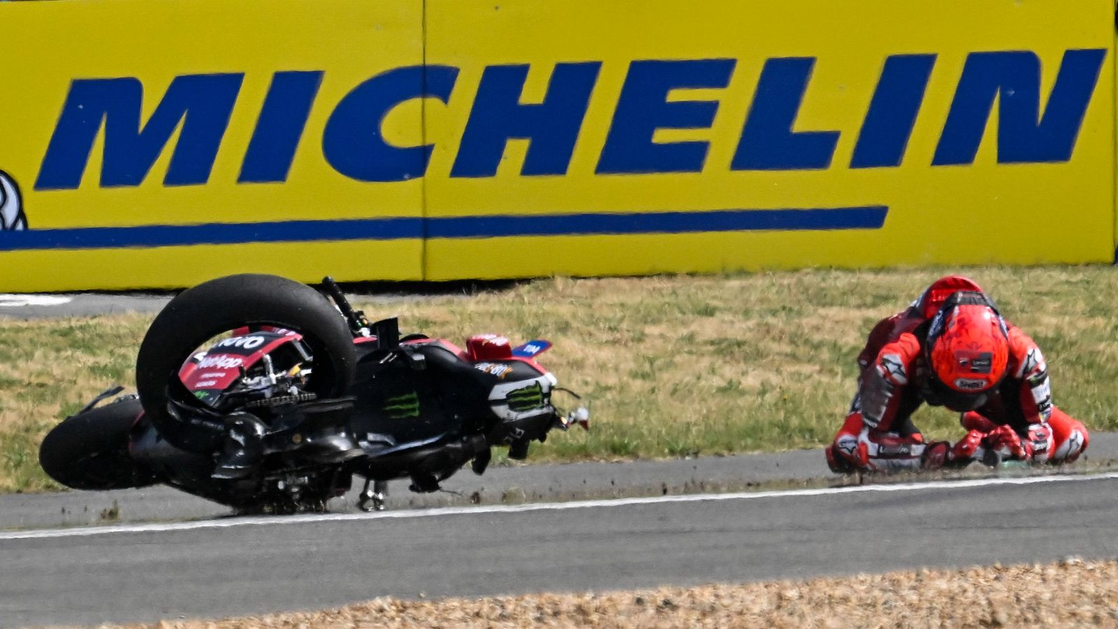 Momento del accidente de Márquez durante la carrera al sprint en Le Mans.