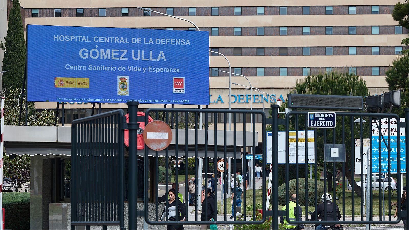 Aplausos y expectación ante la llegada de los españoles al Gómez Ulla para cumplir la cuarentena