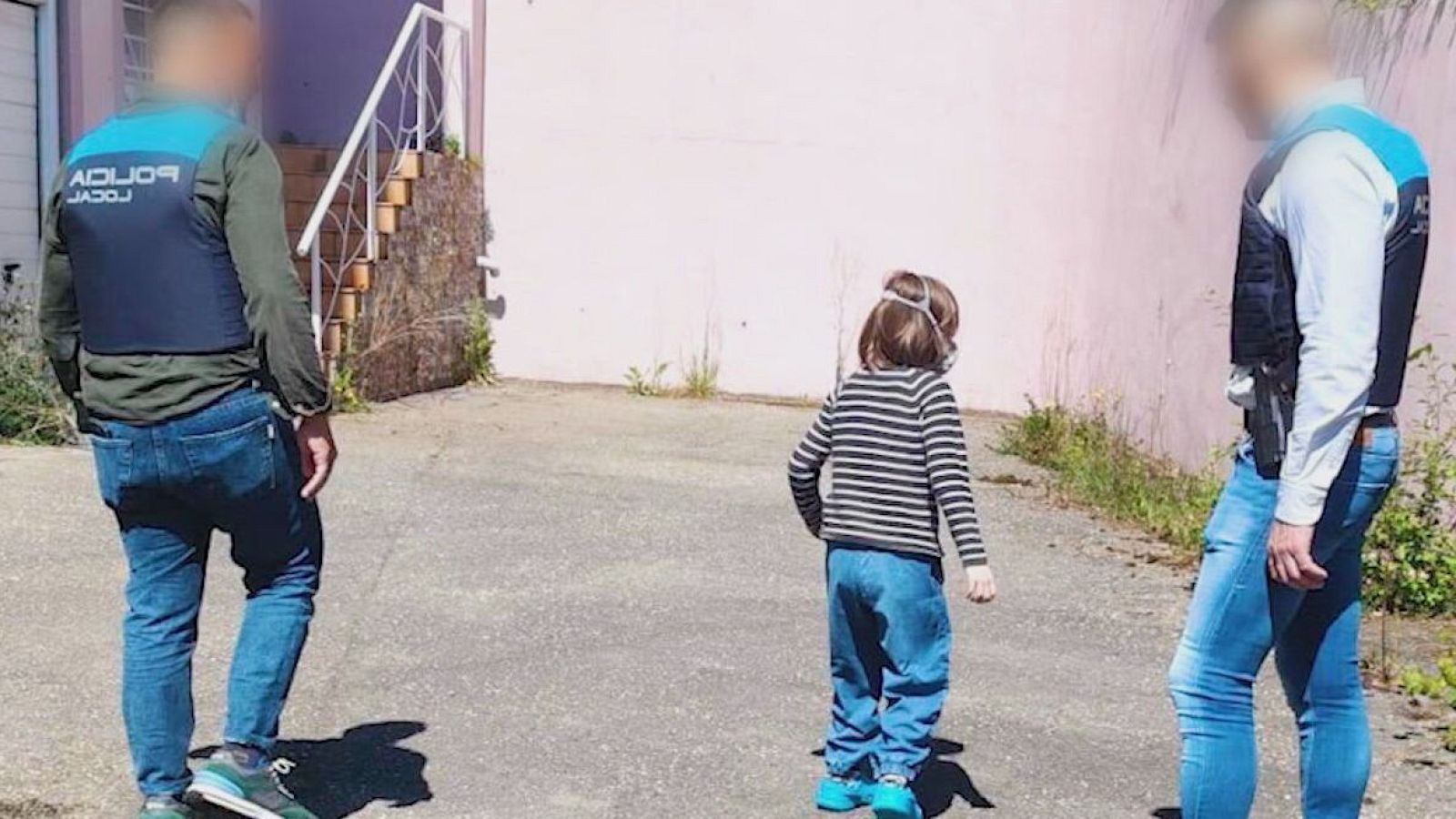 Uno de los niños de la "casa de los horrores" camina por el exterior