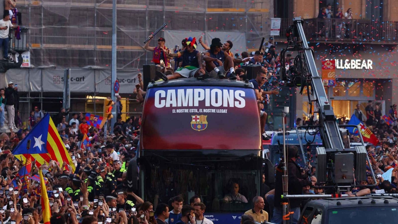 Els jugadors del Barça celebren amb una rua el campionat de Lliga 2025-2026