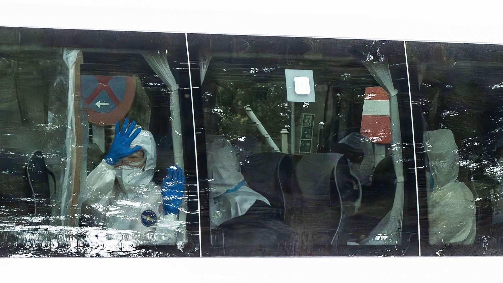 Un autobús transporta als ciutadans espanyols que es trobaven en el creuer MV Hondius aquest diumenge des de la Base Aèria de Torrejón fins a l'Hospital Gómez Ulla.
