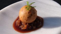Receta de buñuelo de morcilla con peras al vino de Paloma en MasterChef 14