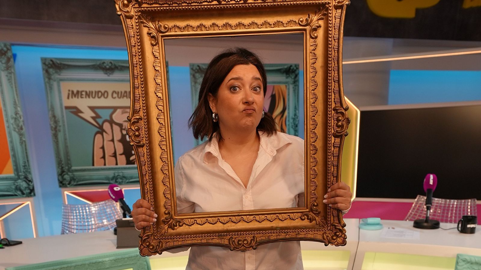 Mariona Terés sosteniendo el famoso marco de '¡Menudo Cuadro!'