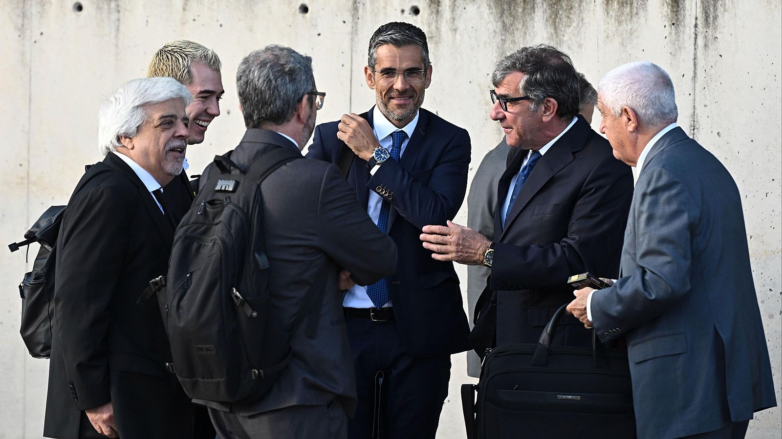 Jaime Campaner (en el centro), abogado de Josep Pujol Ferrusola, a su llegada a la Audiencia Nacional en San Fernando de Henares, Madrid, este lunes.