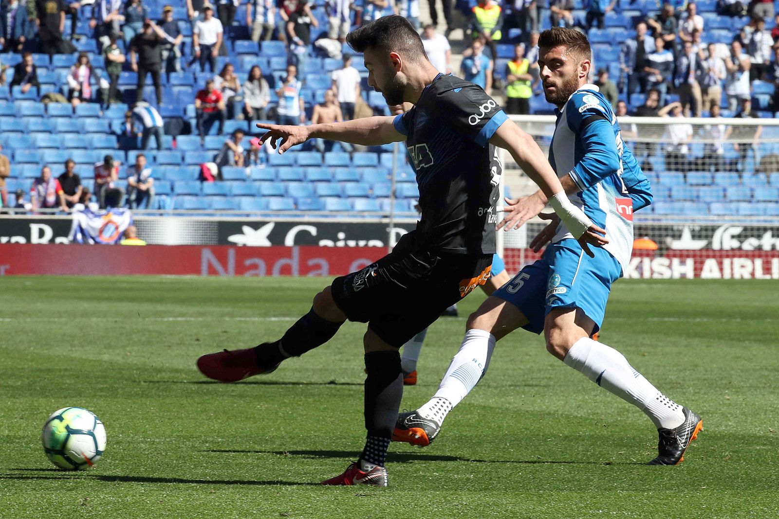 Rubén Duarte realiza un pase ante la presencia de David López.