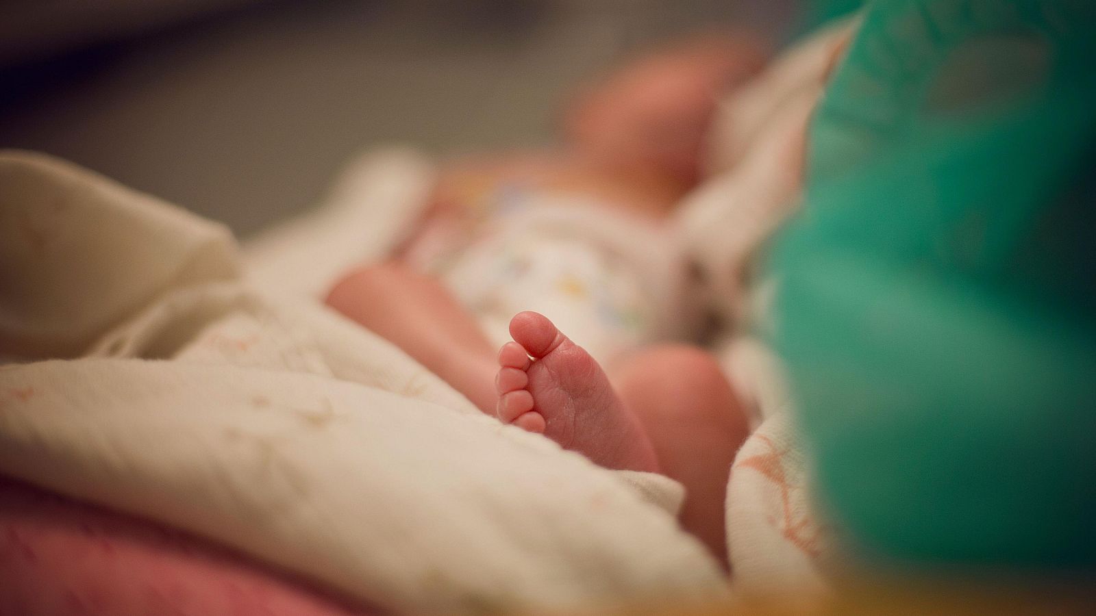 Operan por primera vez a un bebé de tres meses con un robot