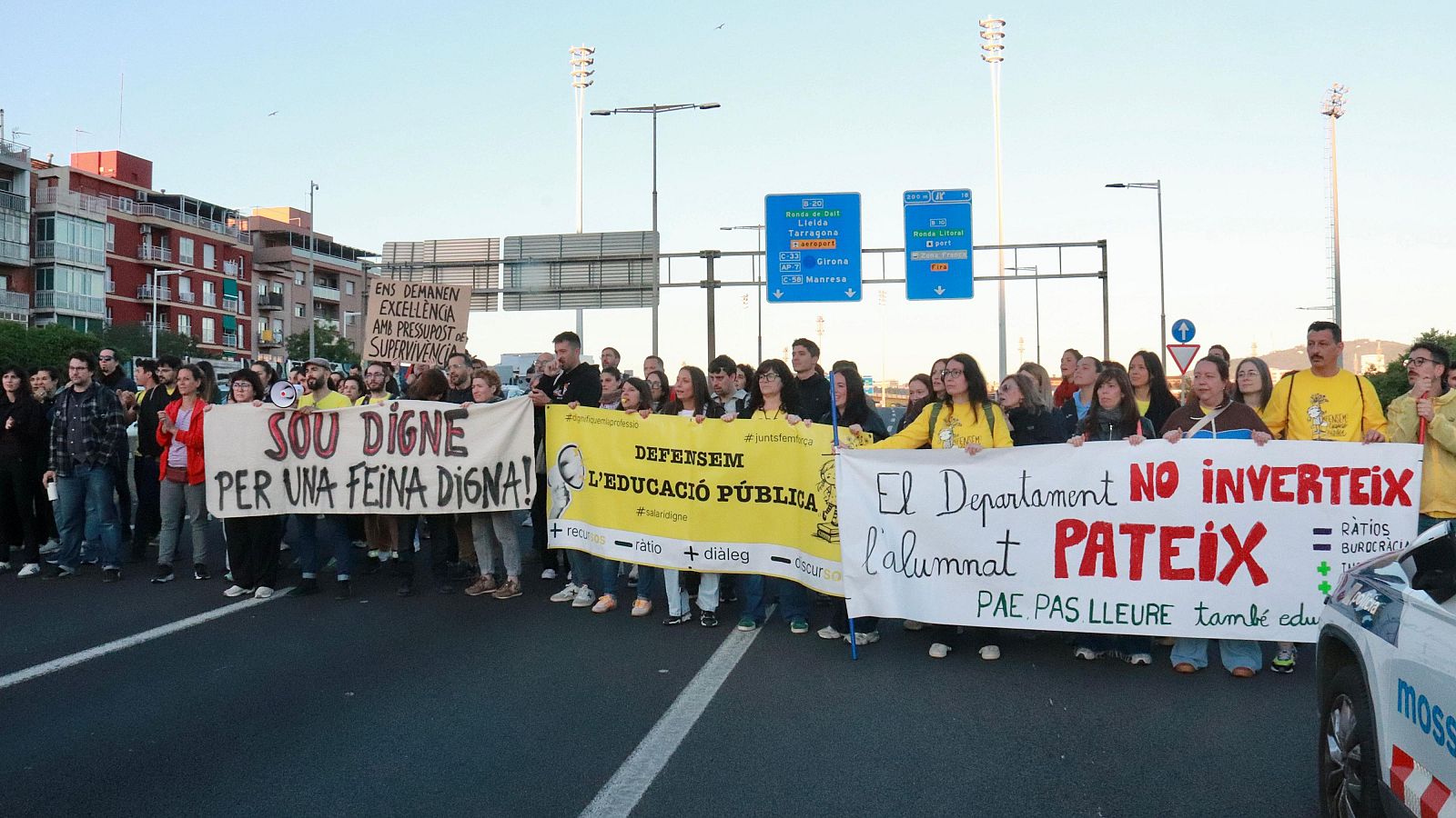 Els docents tallen la B-20 (ACN | Gemma Sànchez Bonel)