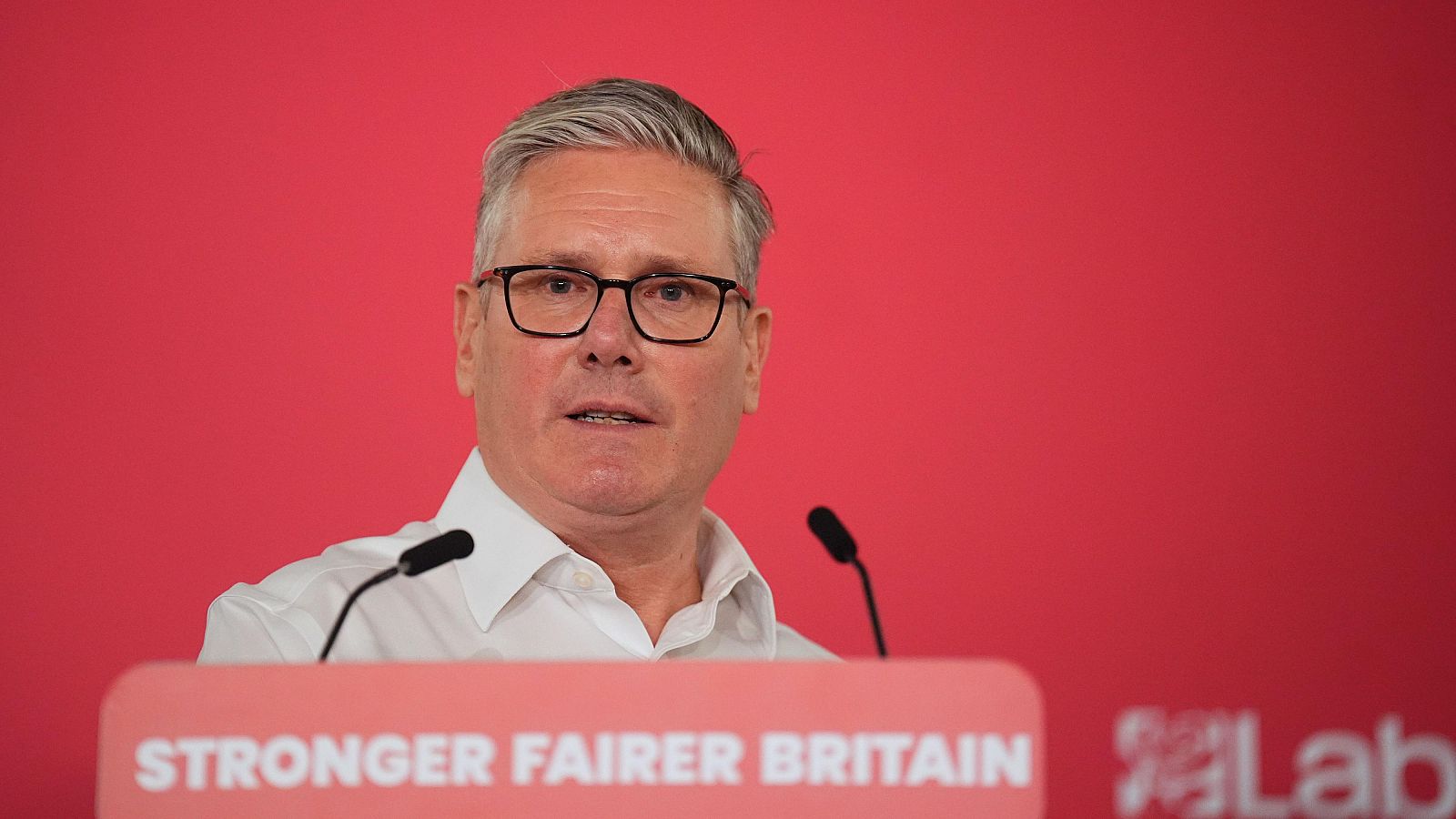 Starmer reúne a su gabinete para decidir su futuro en plena crisis y enfrenta las primeras dimisiones dentro del partido
