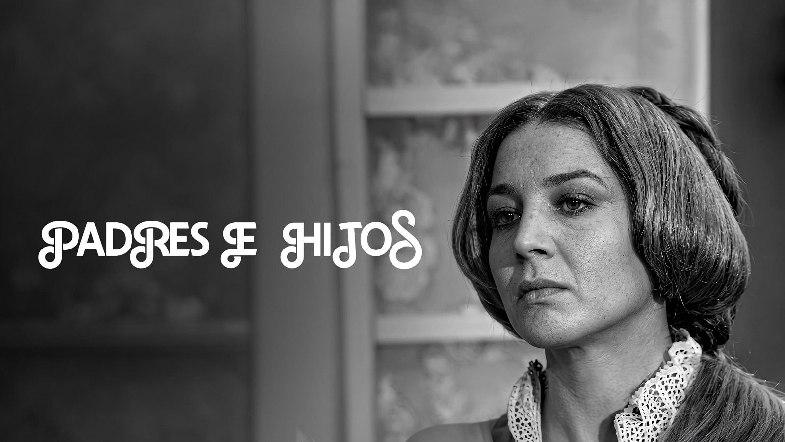 Marisa Paredes en blanco y negro, perfil de tres cuartos, con trenza y cuello de encaje. "PADRES E HIJOS" en texto caligráfico a la izquierda.