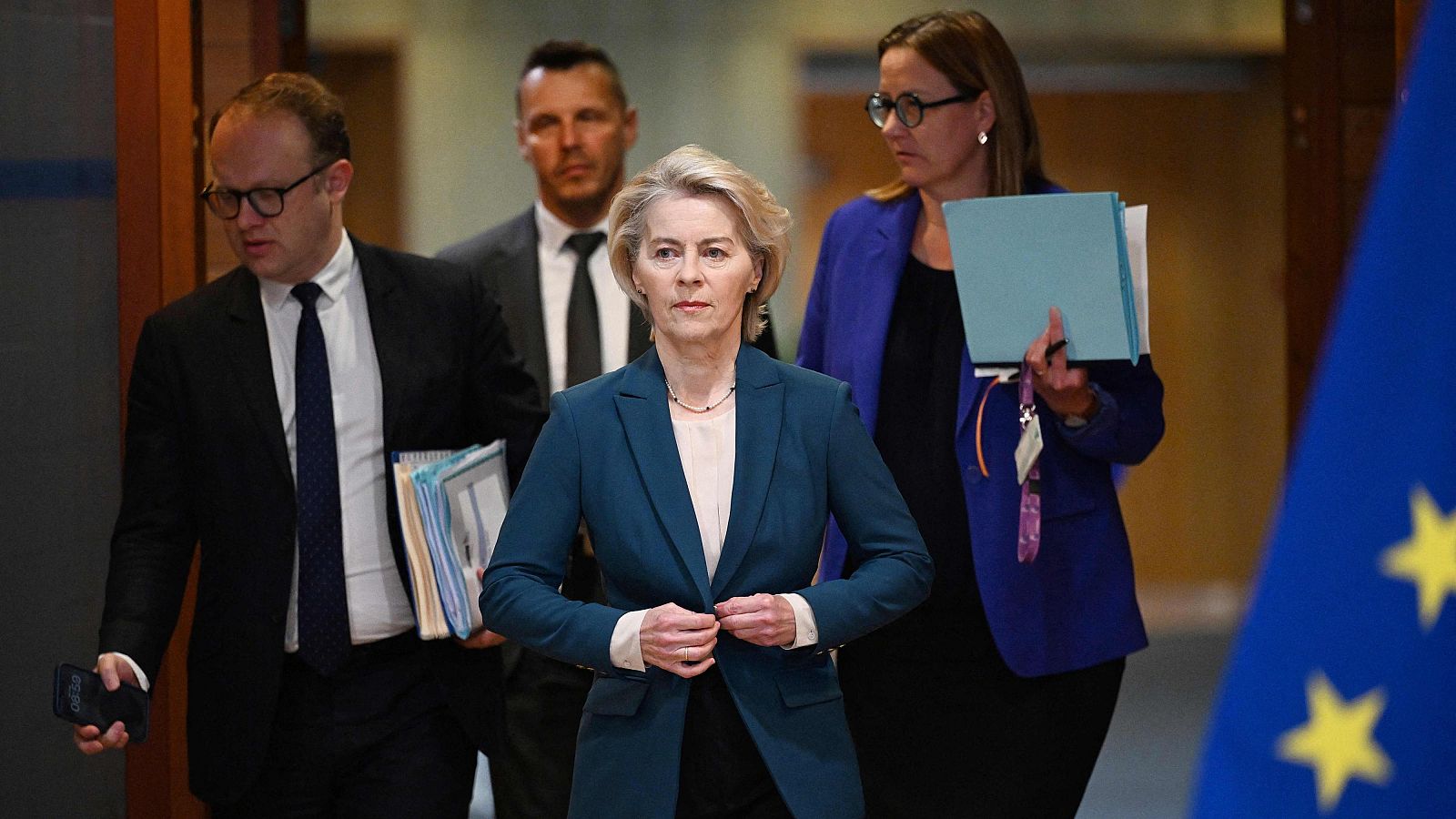 Fotografía de la presidenta de la Comisión Europea, Ursula von der Leyen, llega a Bruselas el 6 de mayo de 2026 para una reunión del Colegio de Comisarios.