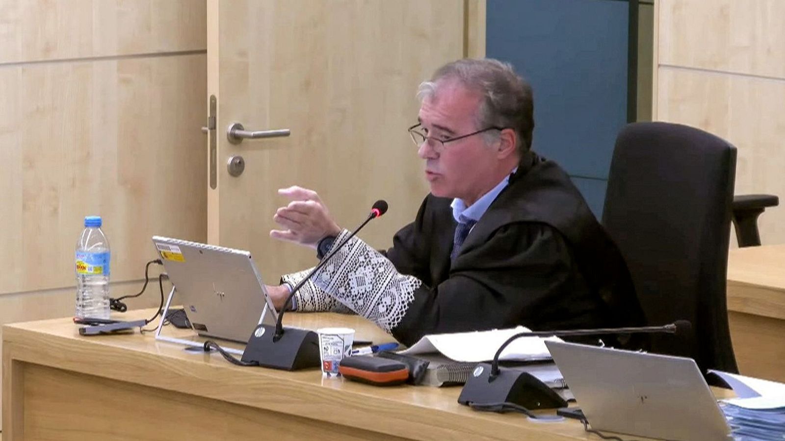 l fiscal Anticorrupción Fernando Bermejo ha confrontado el "discurso público de Espanya ens roba (España nos roba)" mantenido durante años en Cataluña con el fraude fiscal de los Pujol.