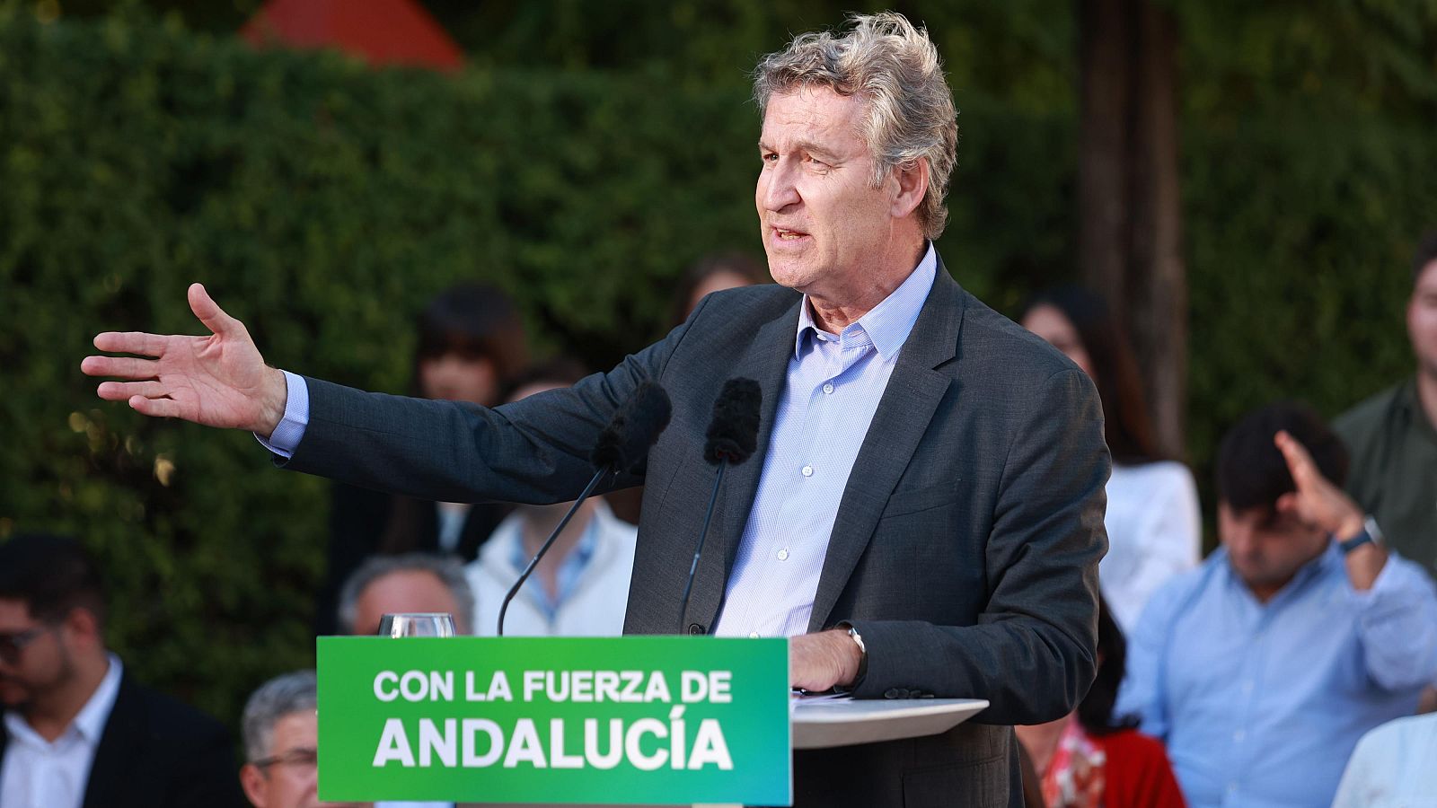 El presidente del Partido Popular, Alberto Núñez Feijóo, clausura un mitin en Tomares.