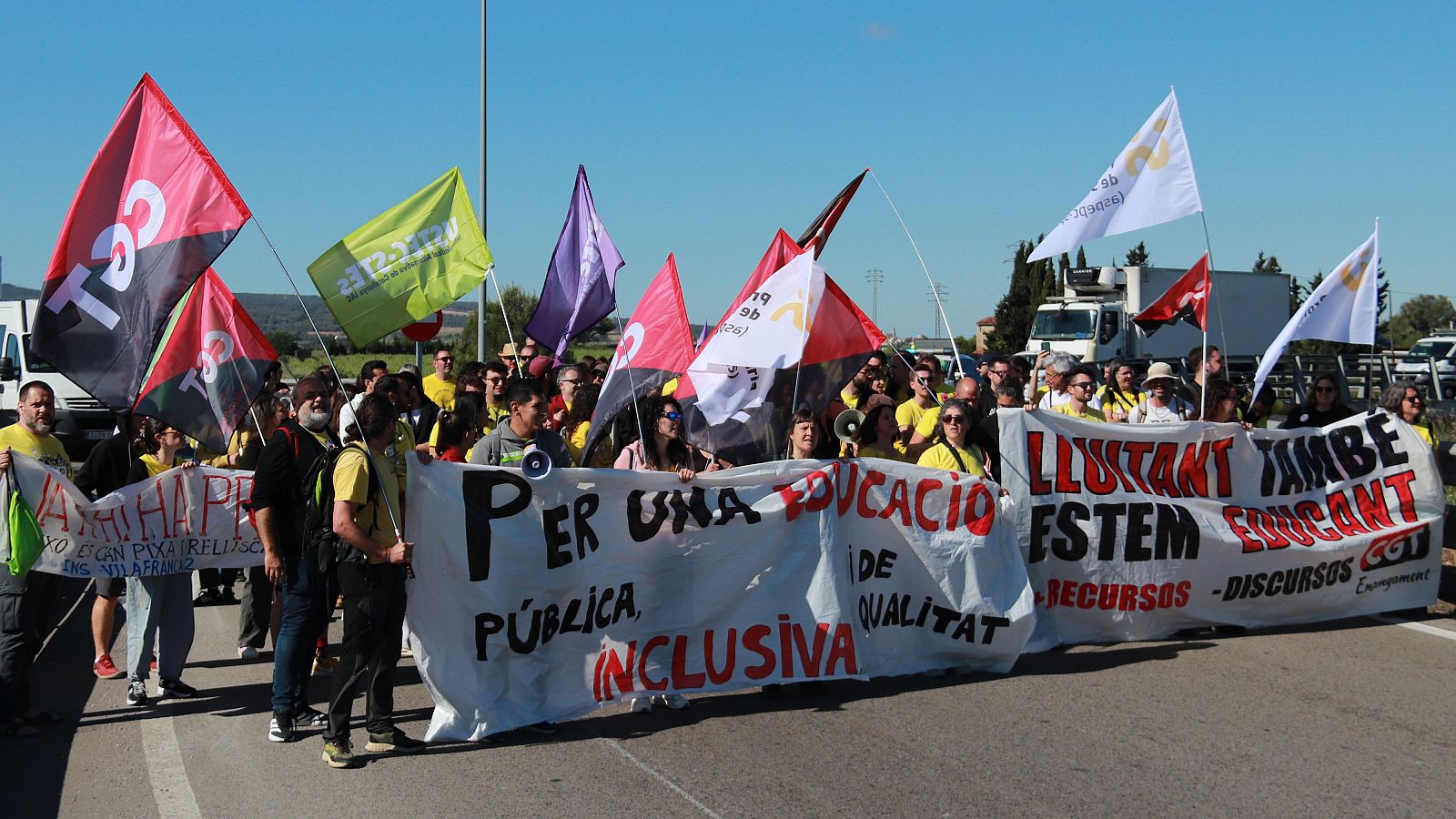 Protesta dels docents del Penedès a l’N-340 a Vilafranca