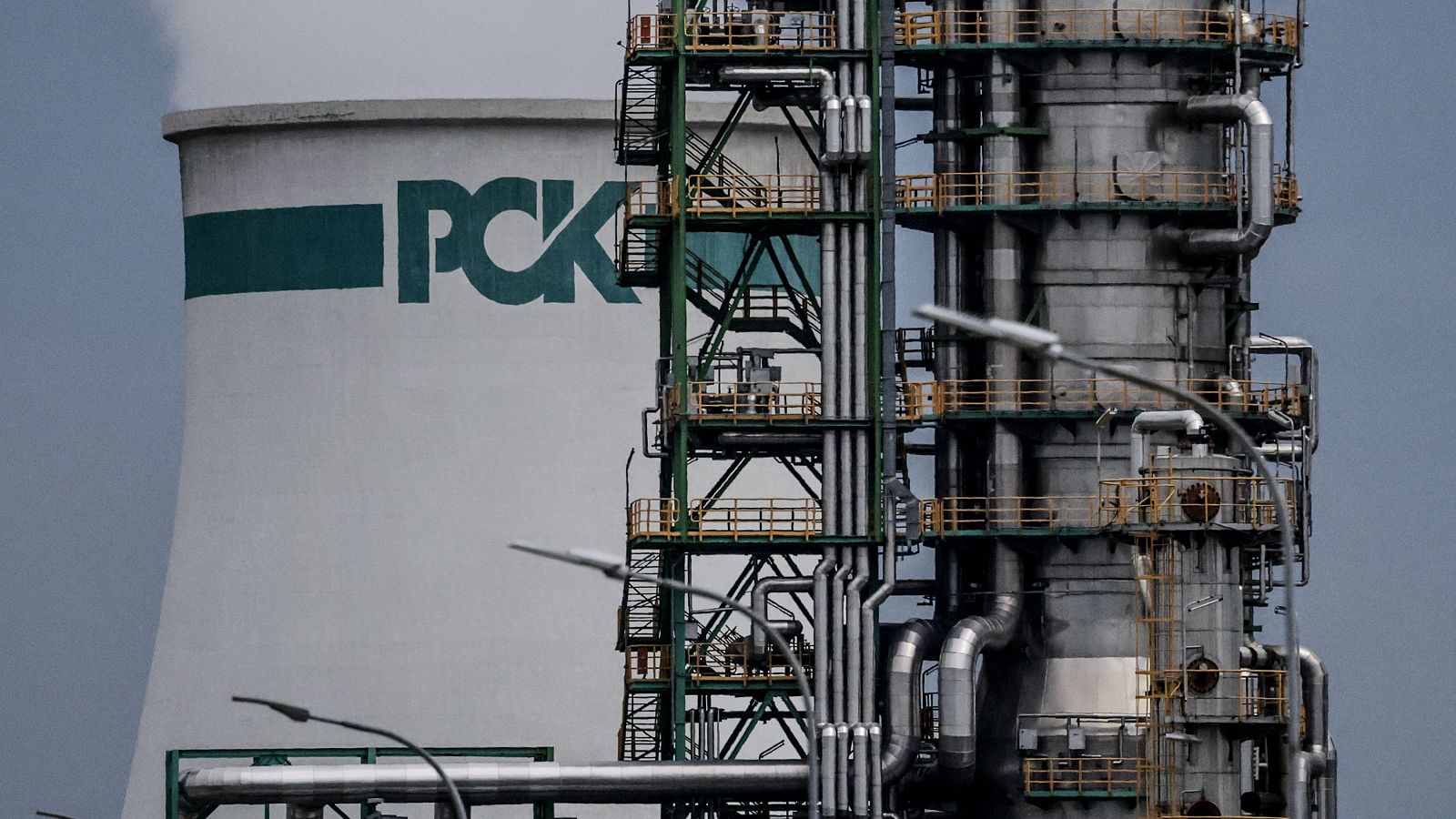 La AIE espera una caída en el consumo de petróleo y alerta de altibajos en los precios antes del verano