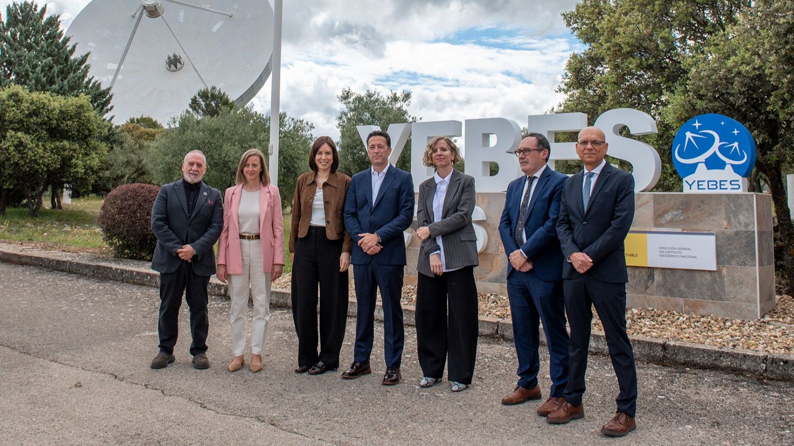 Presentación institucional en el Observatorio de Yebes con siete personalidades, incluyendo a la Ministra Diana Morant y el Alcalde José Manuel Fernández, junto a una antena parabólica.