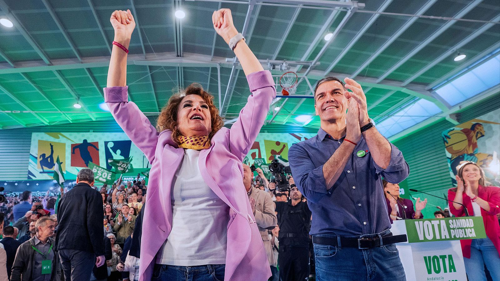El presidente del Gobierno, Pedro Sánchez, interviene en un acto público junto a la secretaria general del PSOE de Andalucía y candidata a la Presidencia de la Junta, María Jesús Montero, este miércoles en Pulianas (Granada).