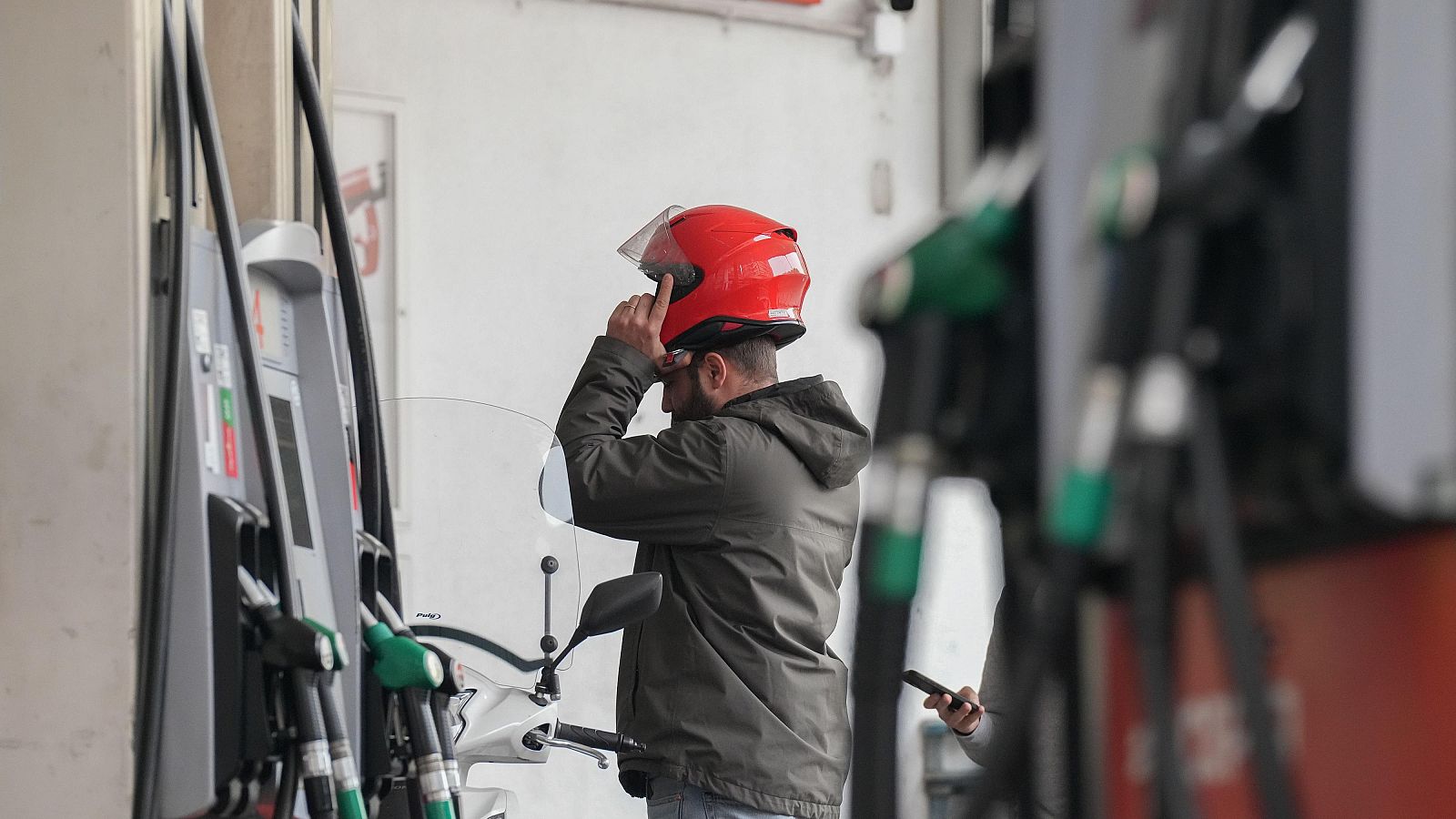 La inflación se modera al 3,2% en abril pese a la subida de los carburantes y gracias a la bajada de la luz