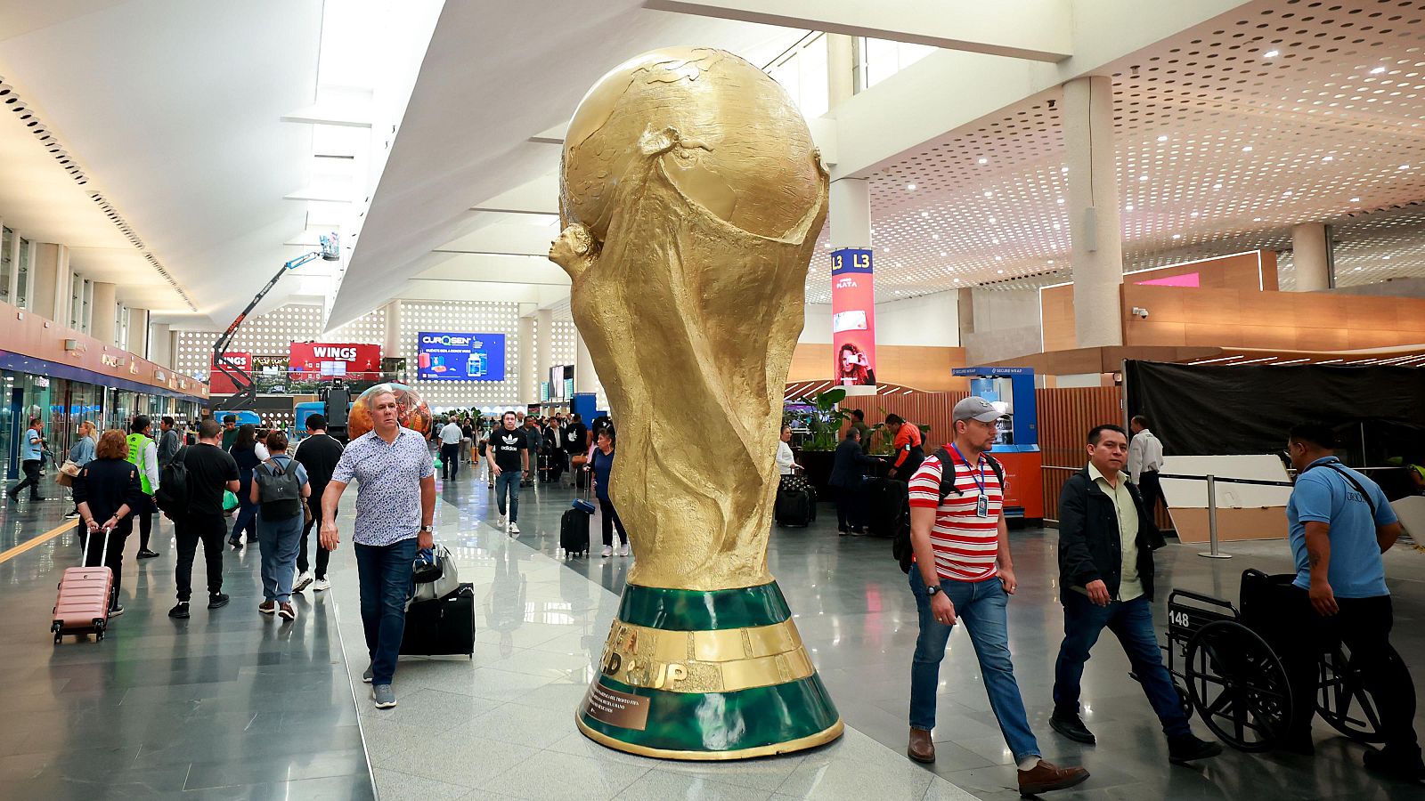 Una escultura del trofeo de la Copa Mundial de la FIFA se puede ver en la Terminal 2 del Aeropuerto Internacional Benito Juárez el 11 de mayo de 2026 en la Ciudad de México, México
