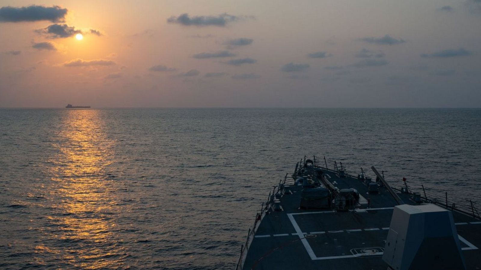 El destructor de misiles guiados USS Pinckney (DDG 91) observa un buque mercante mientras patrulla aplicando el bloqueo de Estados Unidos contra Irán