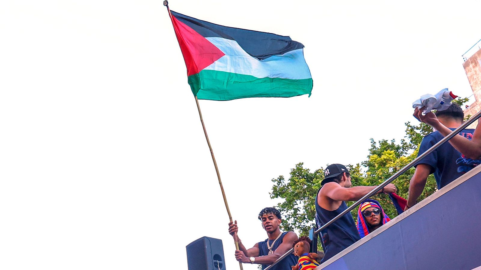 Israel arremete contra Lamine Yamal por ondear una bandera palestina en Barcelona