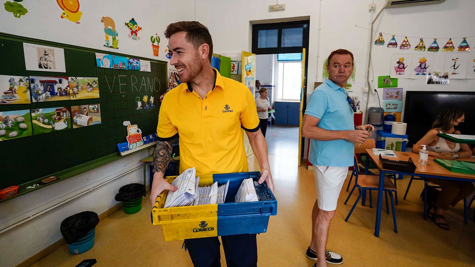Un empleado de Correos entrega el voto por correo en una mesa electoral en Córdoba, en las elecciones autonómicas de 2022.