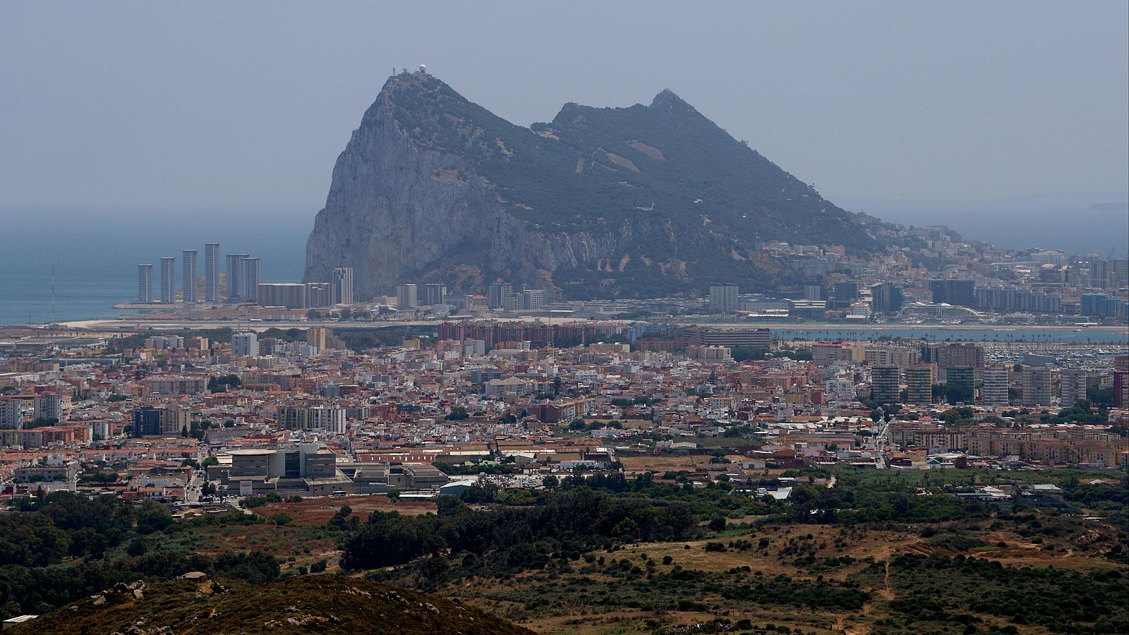 Vista de La Línea de la Concepción con el peñón de Gibraltar al fondo