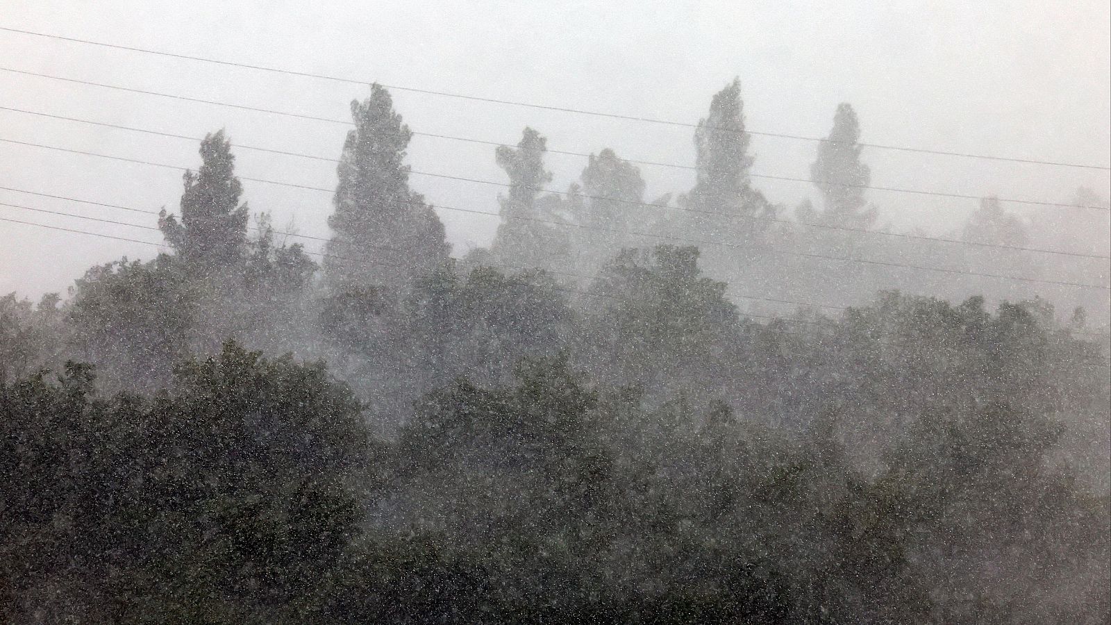 Una fuerte tormenta de agua y granizo cae sobre Pamplona, en una imagen reciente