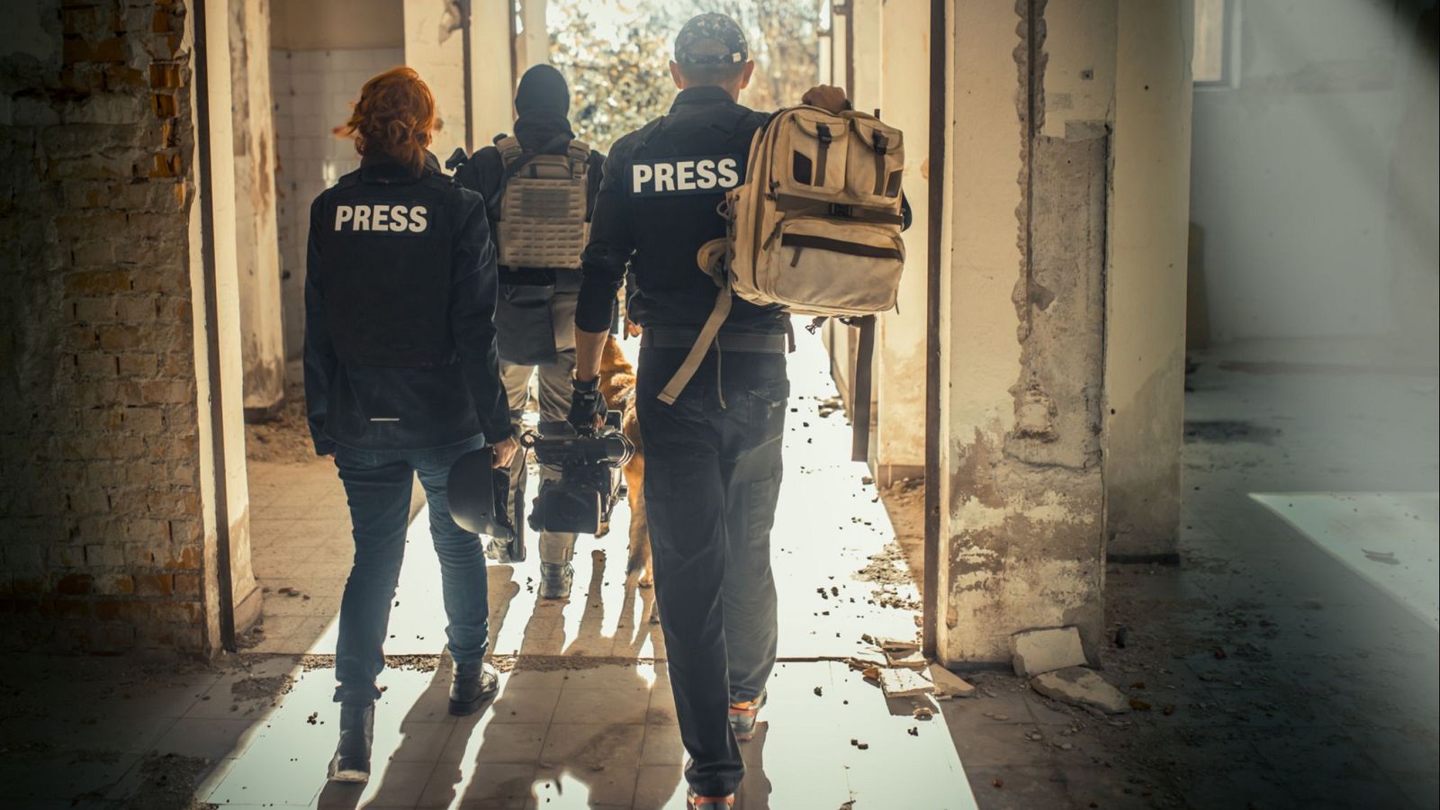 Reporteros de guerra regresan a casa después de terminar una filmación.