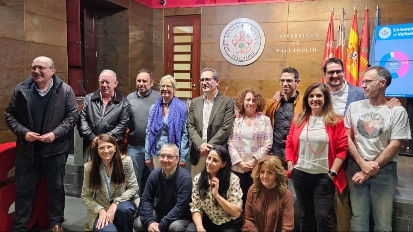 Pilar Garcés (primera por la izq de pie) y su equipo posan felices tras ganar las elecciones.