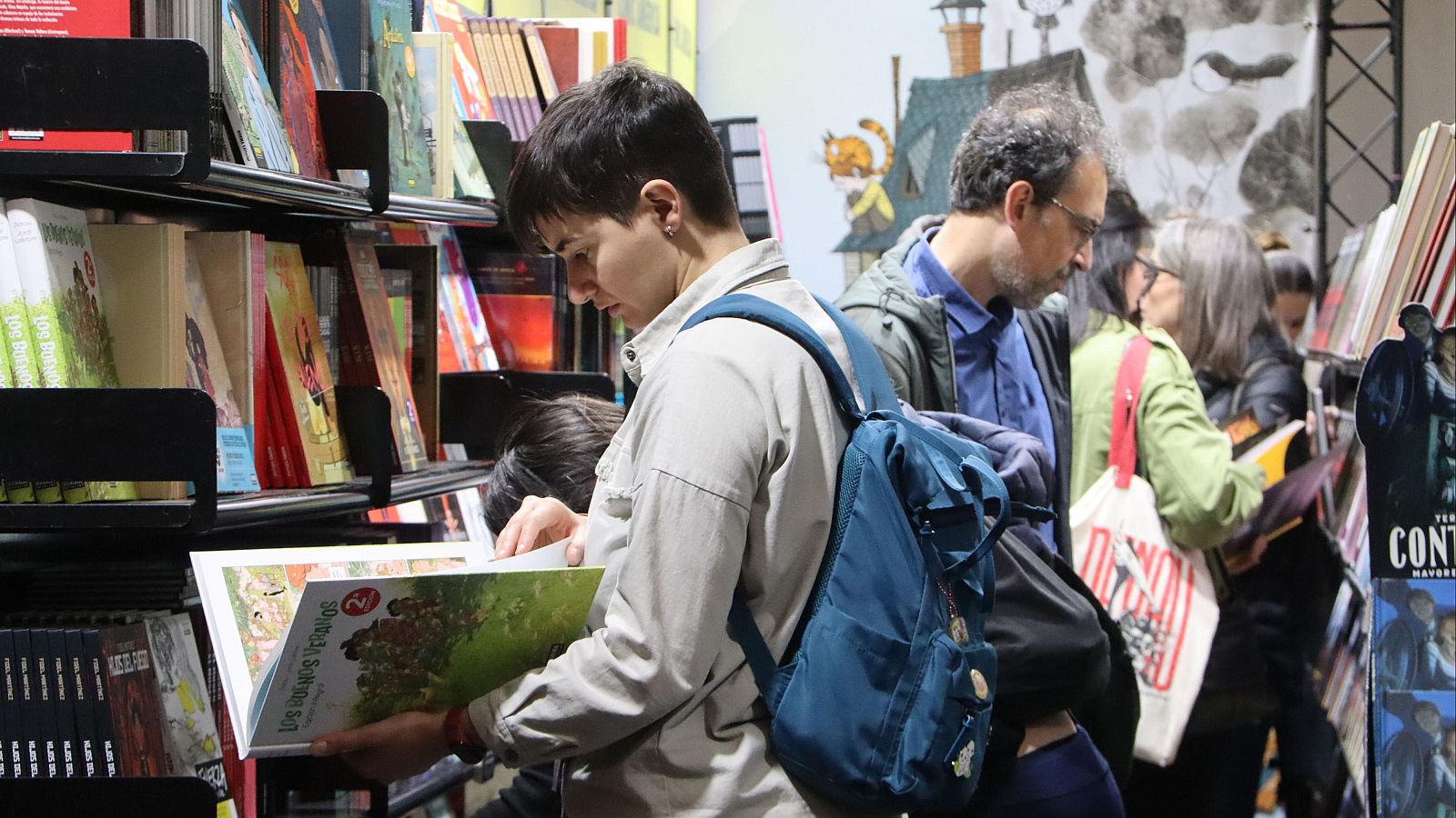 Assistents miren còmics i novel·les gràfiques en una de les parades del Comic Barcelona