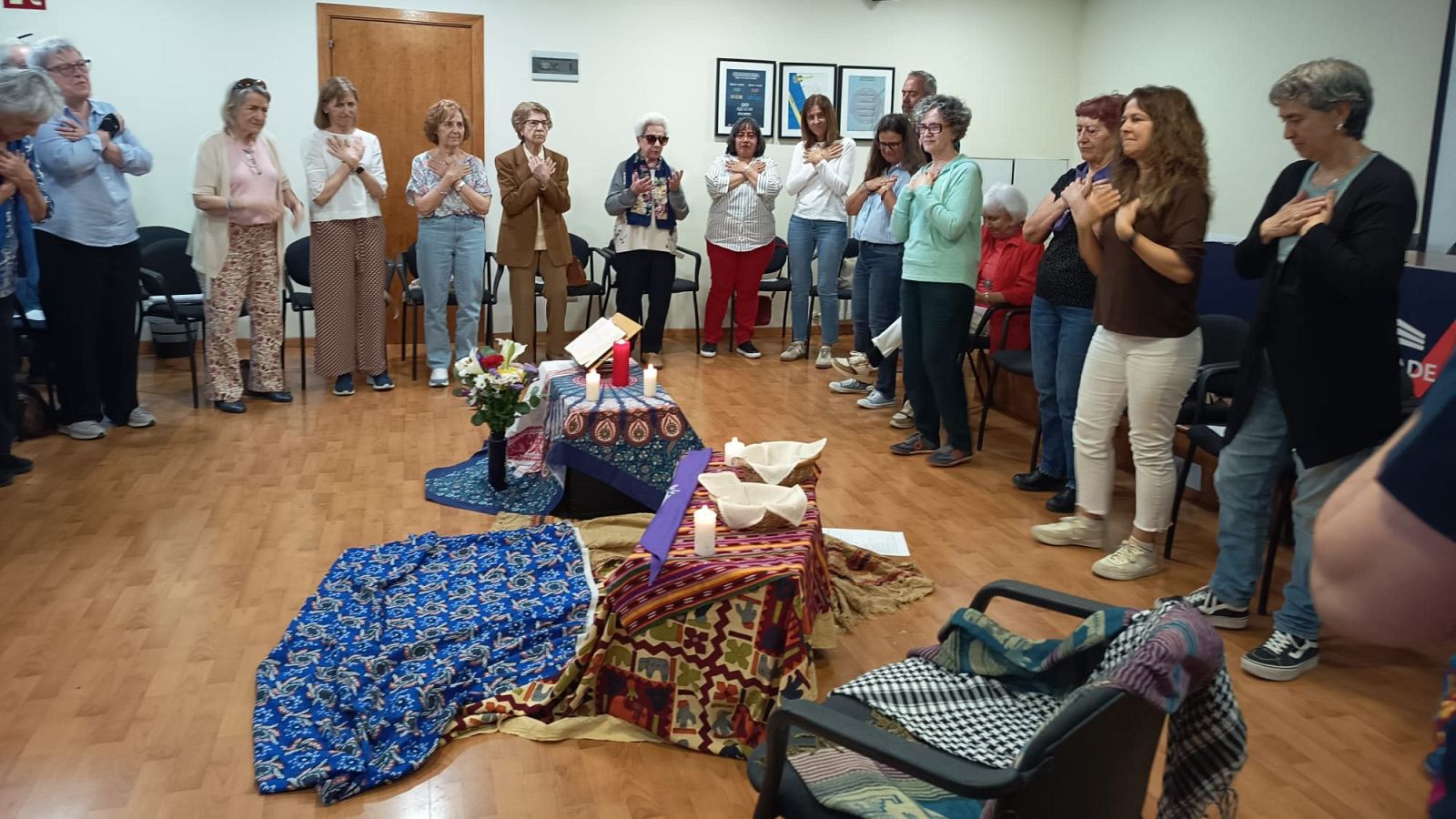 Oración de una comunidad eclesial de base en los locales de una parroquia de Madrid.