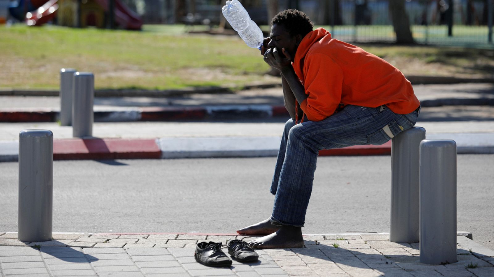 Un inmigrante africano en las calles de Tel Aviv
