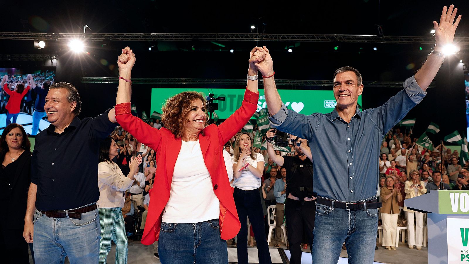 El presidente del Gobierno Pedro Sánchez (d) y la candidata del PSOE a la presidencia de la Junta de Andalucía María Jesús Montero (c) protagonizan el cierre de campaña electoral que los socialistas celebran hoy viernes en Sevilla.