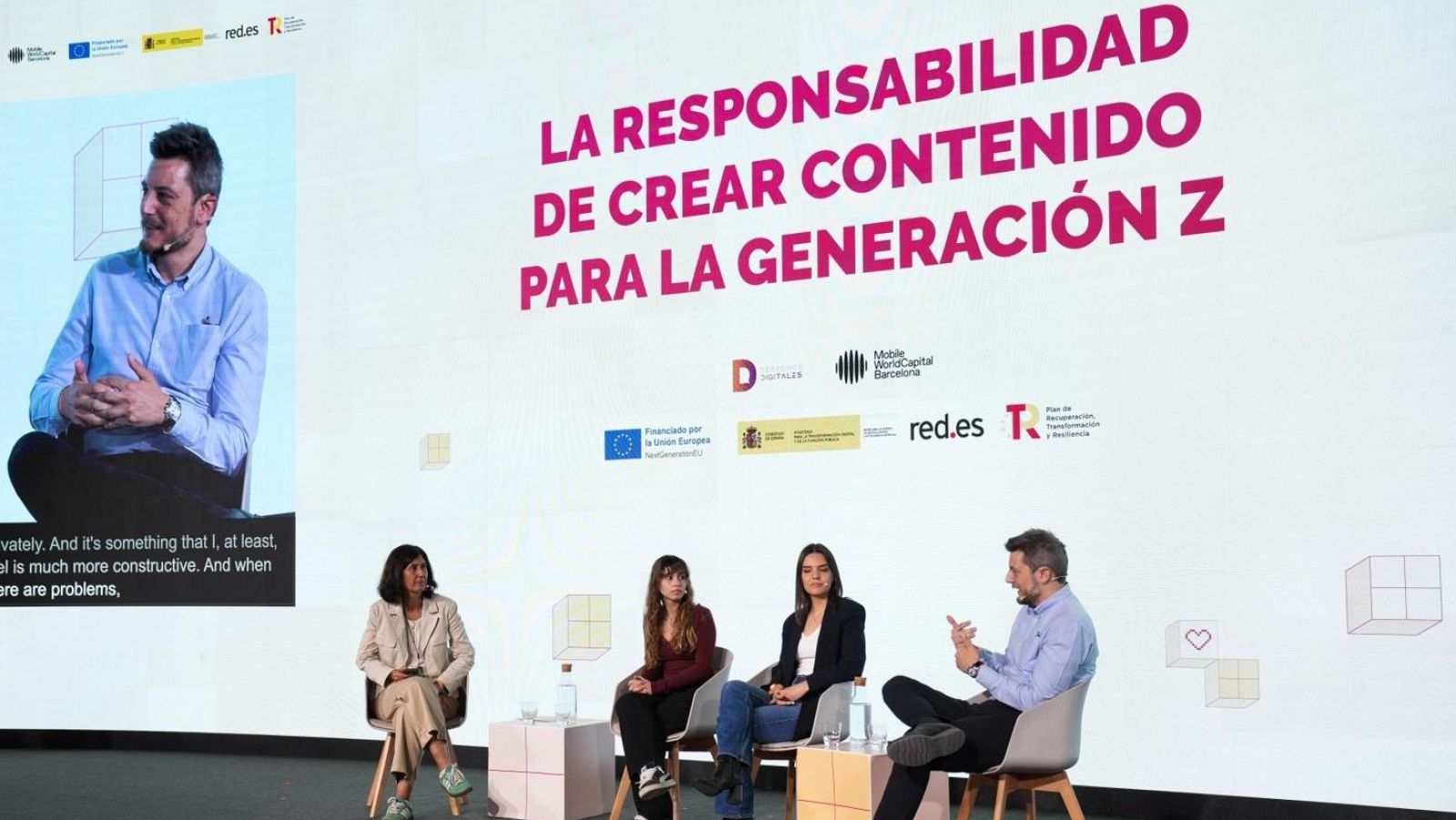 Varios ponentes sobre un escenario. En la pantalla de fondo se lee La responsabilidad de crear contenido para la generacion zeta