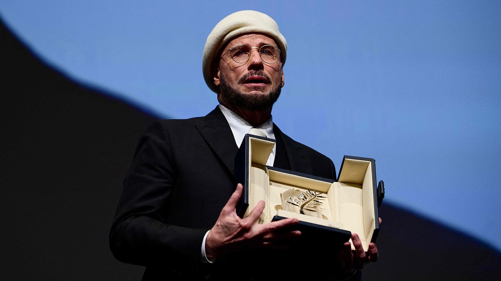 John Travolta recibe por sorpresa la Palma de Oro de Honor en Cannes al presentar su primera película como director