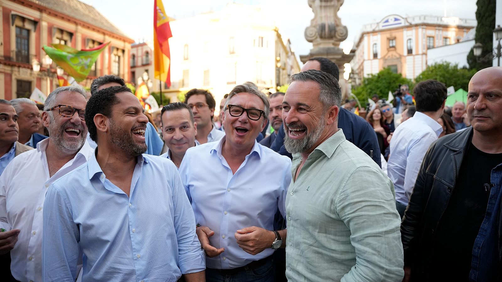 El presidente de Vox, Santiago Abascal, junto al candidato de Vox a la Presidencia de la Junta, Manuel Gavira, y el secretario general, Ignacio Garriga, durante el mitin cierre de campaña celebrado en Sevilla.