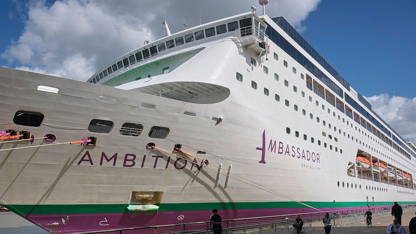 Atraca en A Coruña el crucero 'Ambition', afectado por un brote masivo de gastroenteritis