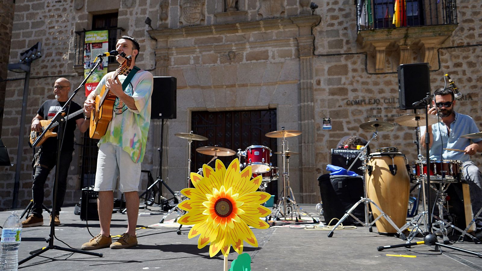 Las calles de la localidad cacereña de Plasencia viven este sábado una jornada de homenaje colectivo a Roberto Iniesta, fundador y líder de Extremoduro