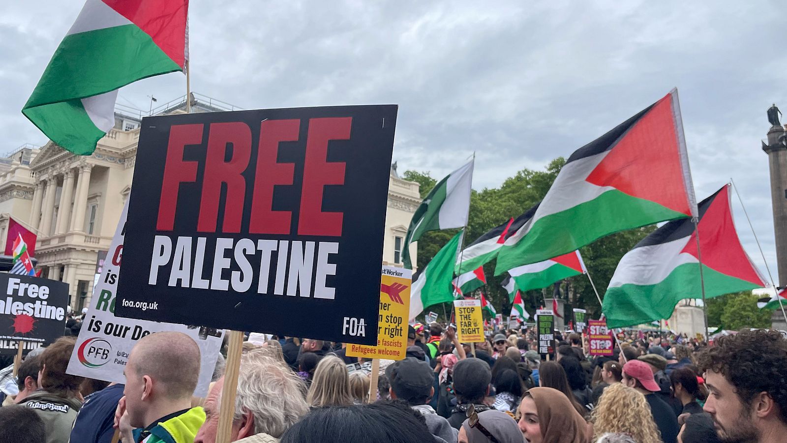 Dos manifestaciones distintas han coincidido en el centro de Londres: la convocada por el ultraderechista Tommy Robinson y la que conmemora el éxodo de la población palestina en 1948. En la imagen, un momento de la concentración pro-palestina.