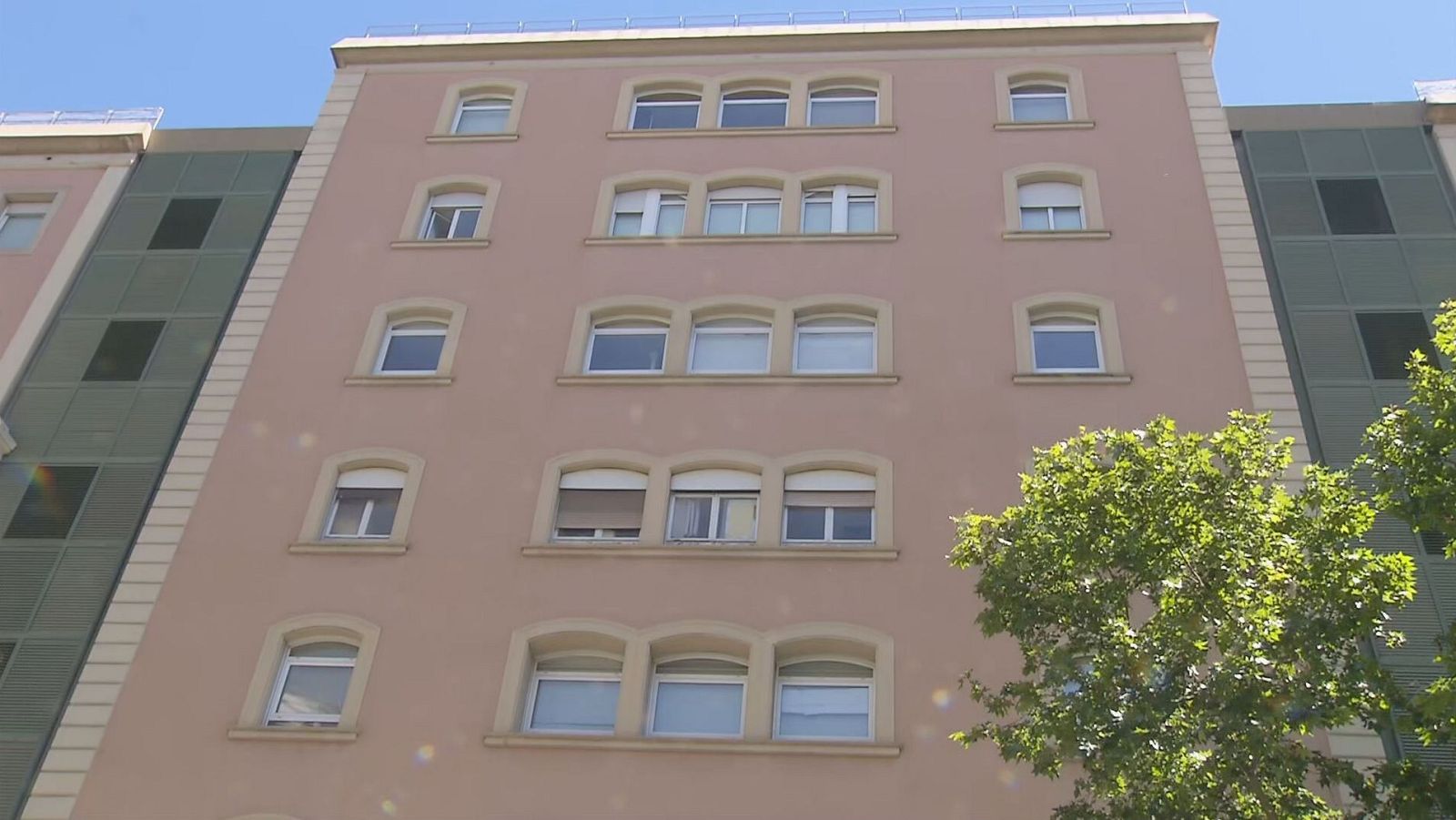 Part superior de la façana principal de l'Hospital Clínic de Barcelona