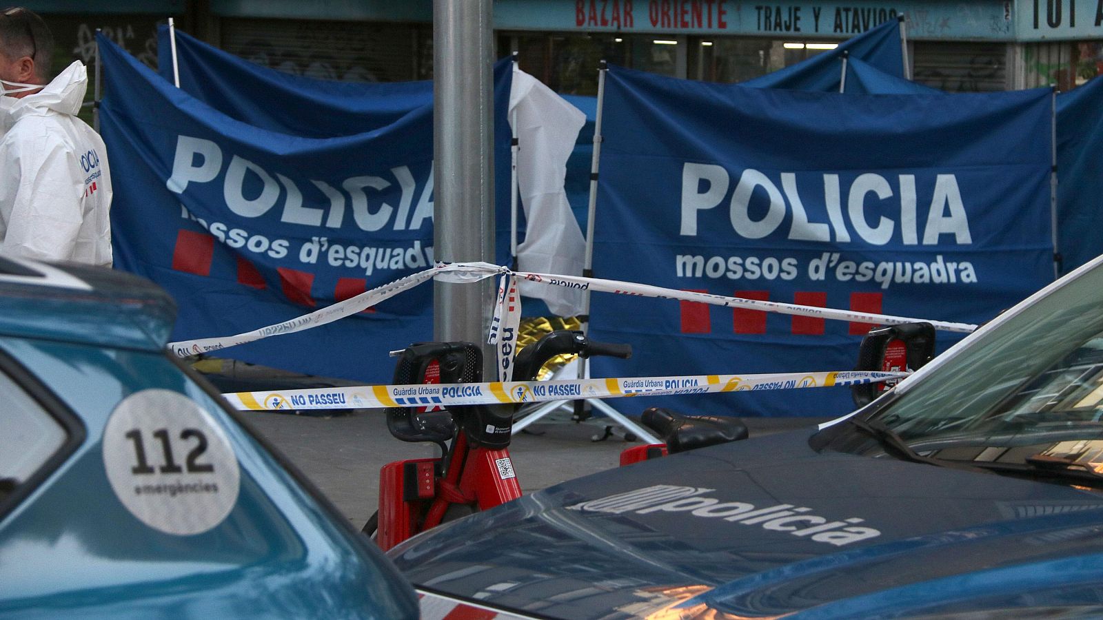 Zona acordonada pels Mossos d'Esquadra al carrer Mineria de Sants, on s'han disparat els trets que han acabat amb la vida d'un home