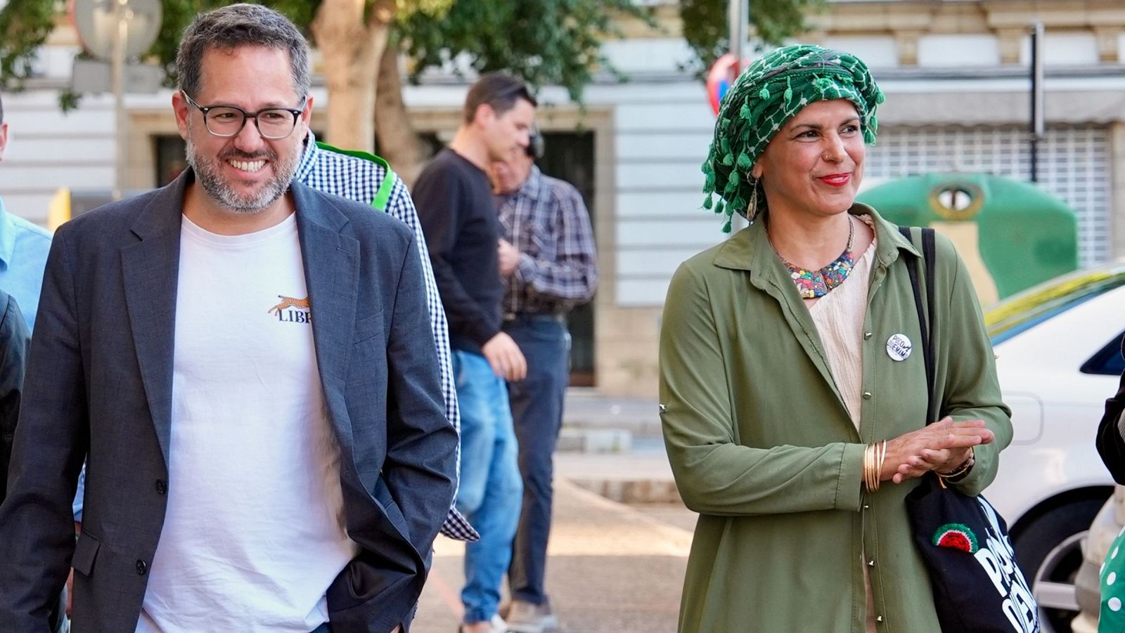 Teresa Rodríguez acompaña al candidato de Adelante Andalucía, José Ignacio García, a su llegada a la sede de el centro cultural “La yerbabuena” en Jerez de la Frontera (Cádiz) para seguir los resultados de los comicios.