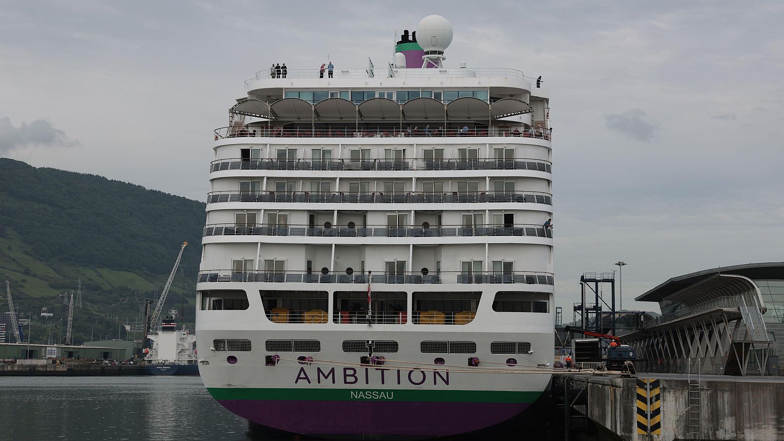 El crucero Ambition, afectado por un brote de gastroenteritis, atracado en Getxo